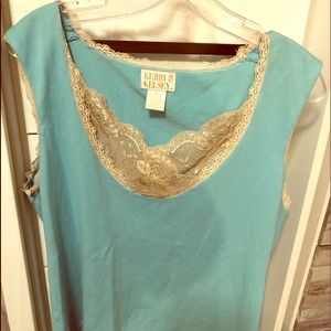 Sleeveless sweater like top.